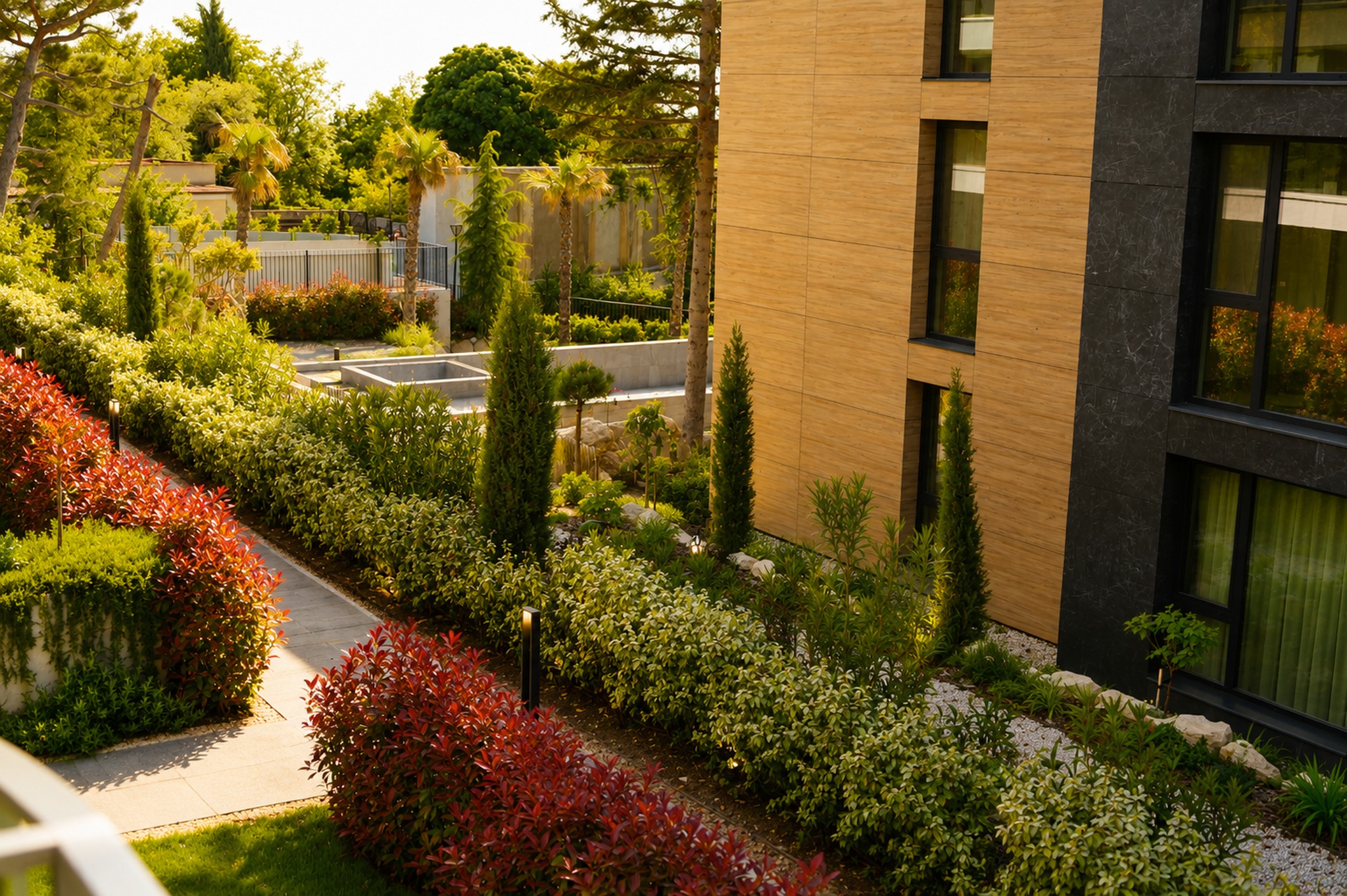 Gepflegte Gartenanlage und moderne Architektur im Resort