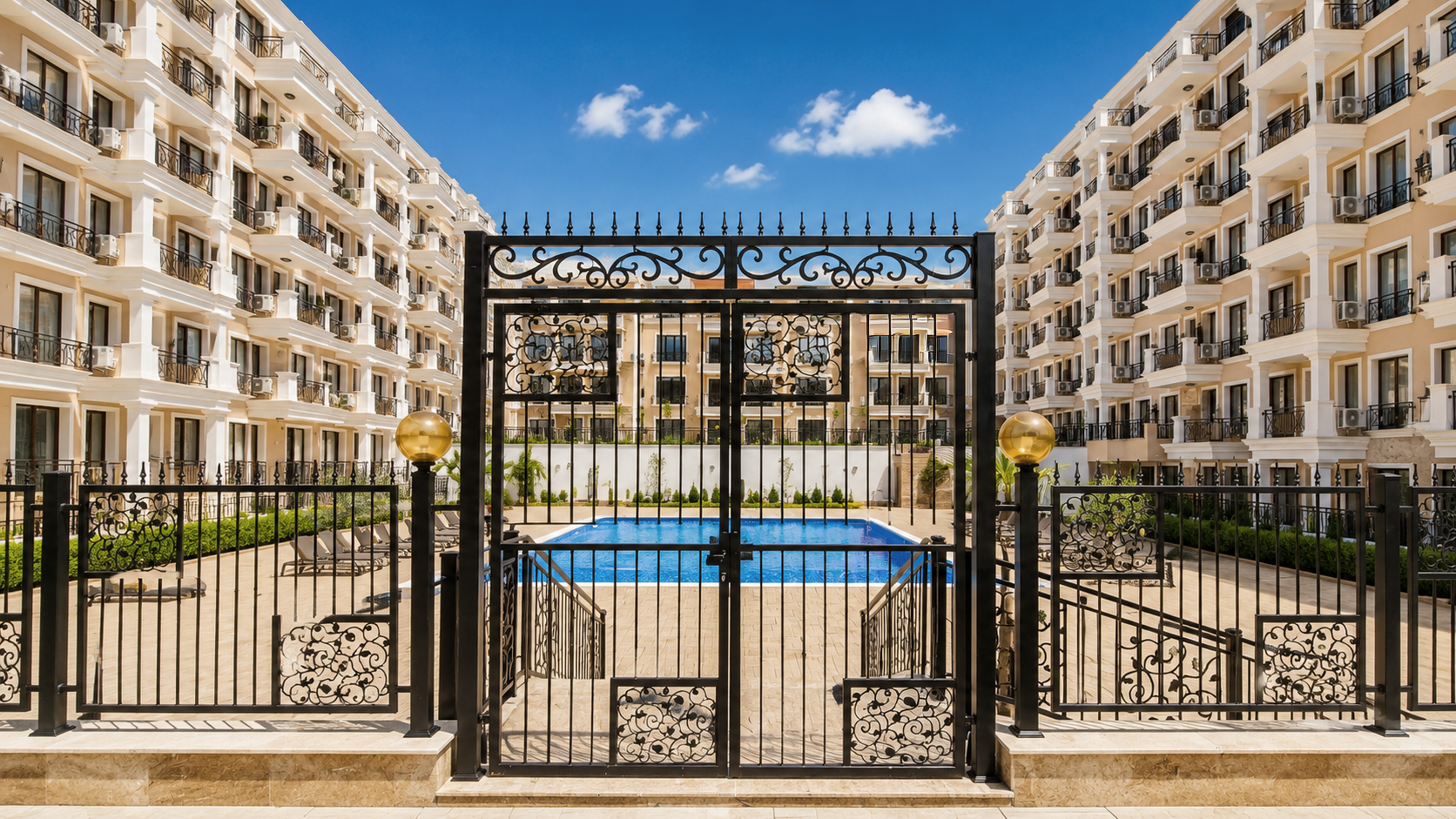5-Sterne-Resortanlage Emperium mit Pool und klassischer Architektur