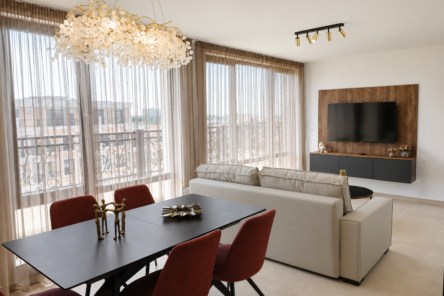 Heller Wohn- und Essbereich im Emperium Appartement