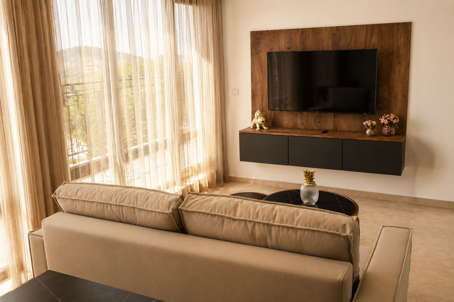 Wohnzimmer mit Balkonzugang im Emperium Appartement