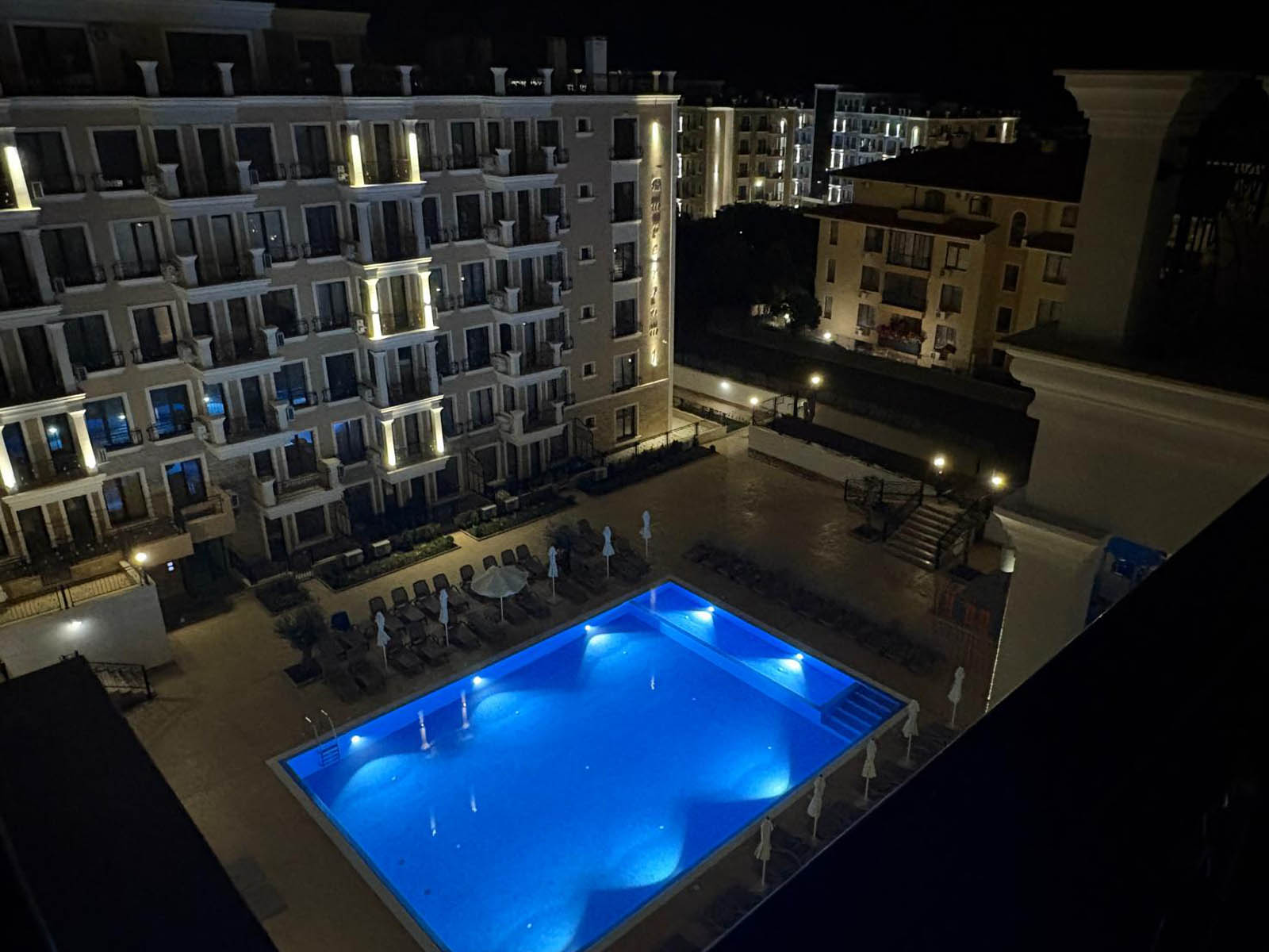 Beleuchteter Pool im Emperium Resort bei Nacht