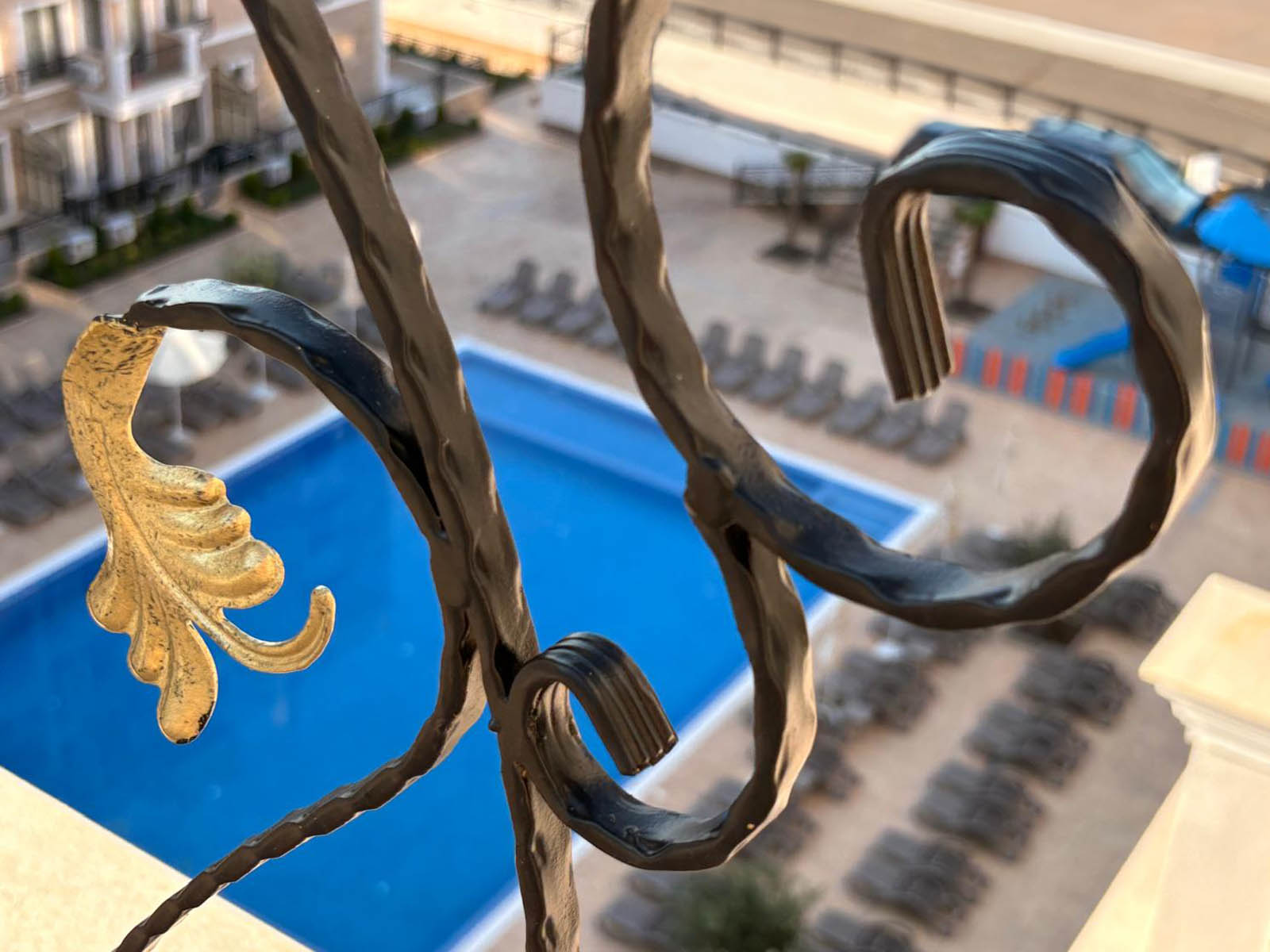Wohnungsschlüssel mit Poolblick im Emperium Resort