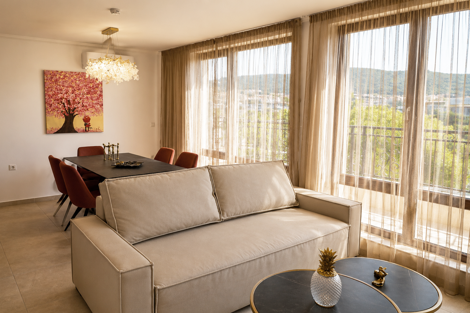 Wohnbereich mit Sofa und Fensterfront im Emperium Appartement