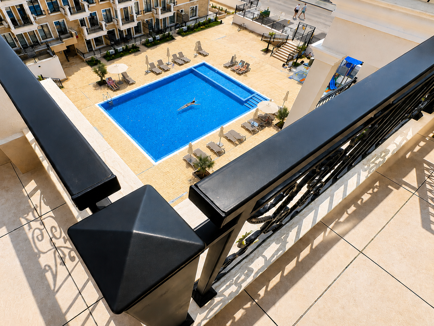 Balkonblick auf den Pool im Emperium Resort