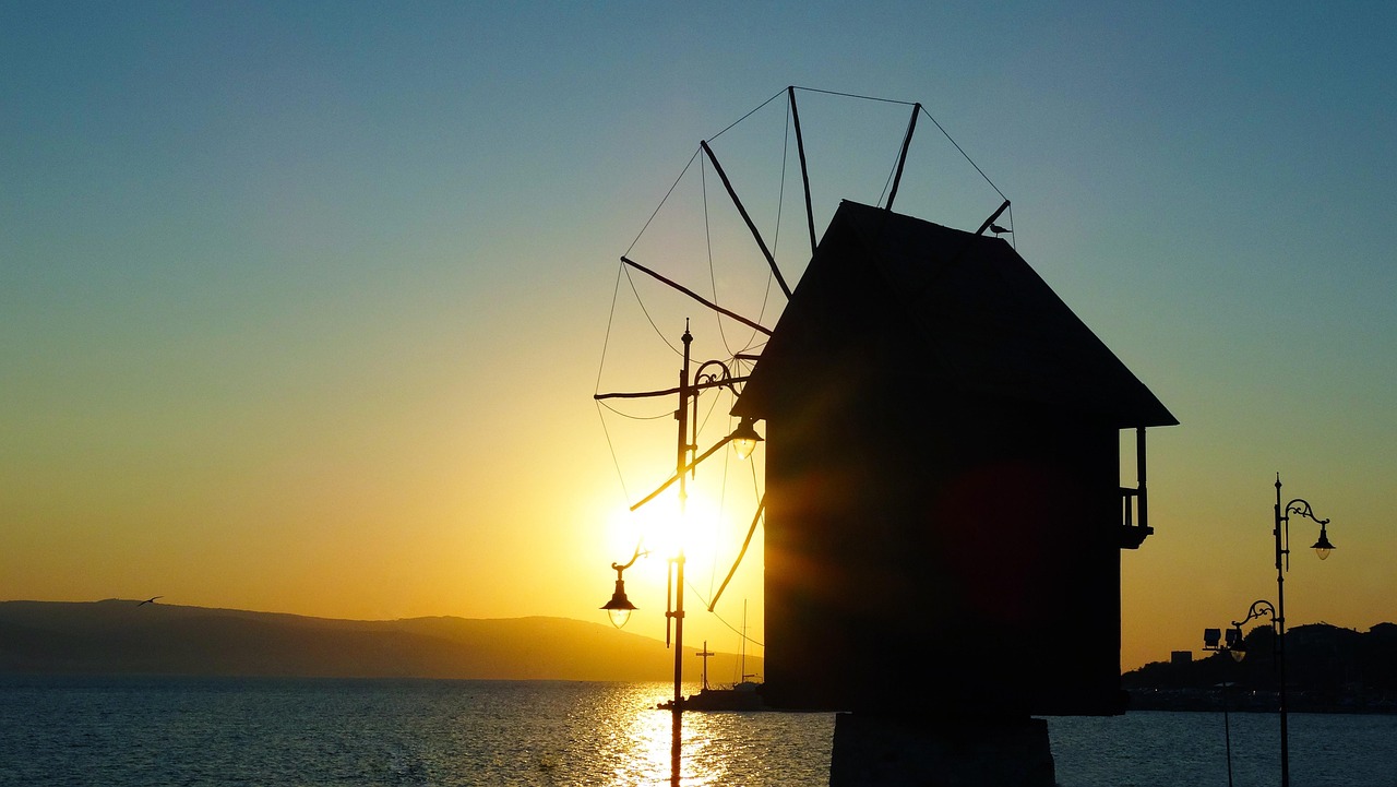 Windmühle in Nessebar bei Sonnenuntergang