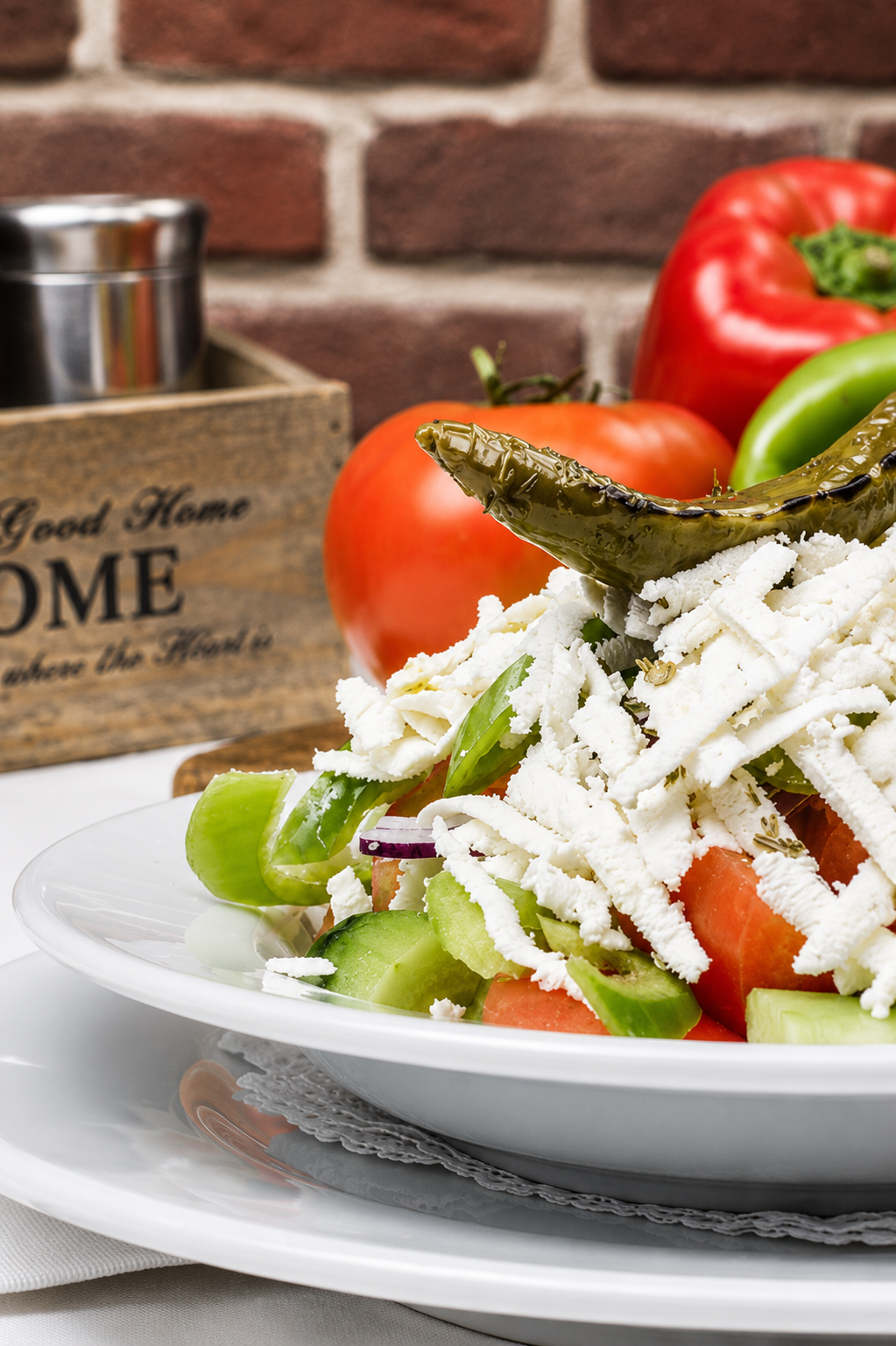 Frischer Shopska Salat mit Tomaten, Gurken und Kaese