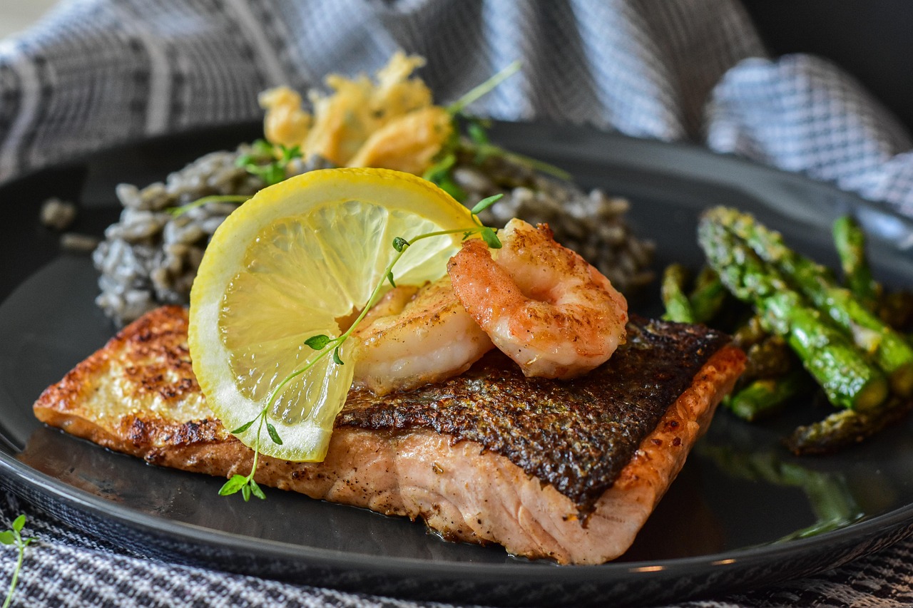Frisches Fischgericht mit Lachs und Garnelen